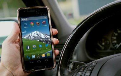 Riesgos de utilizar el móvil mientras conduces